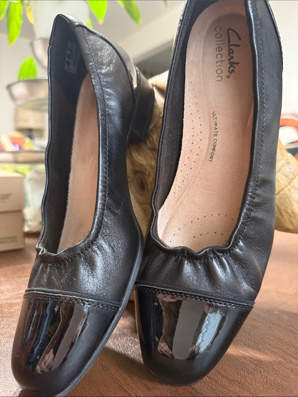 Clarks Black Patent & Leather Slip-On Flats Very Feminine Ballet Style Slip Ons